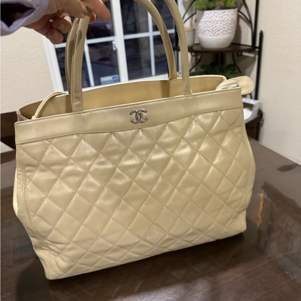 Excellent Condition Authentic Chanel Hand Bag Beige Lamb Skin - Picture 7 of 17